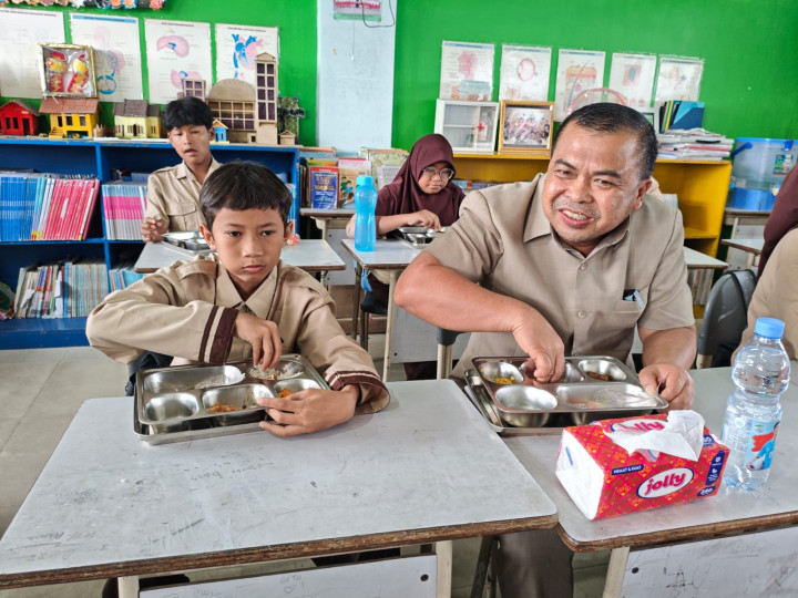 Tinjau Distribusi MBG di Sekolah Bontang Selatan; Wawali Ikut Santap Makanan