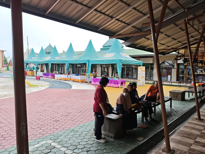 Truk Angkutan Beras Mogok; Gerakan Pangan Murah Molor 5 Jam, Warga Rela Antre Menunggu