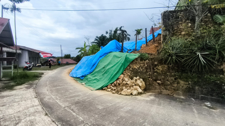 Turap di RT 05 Kanaan Ambruk, Padahal Baru Dibangun Tahun Lalu