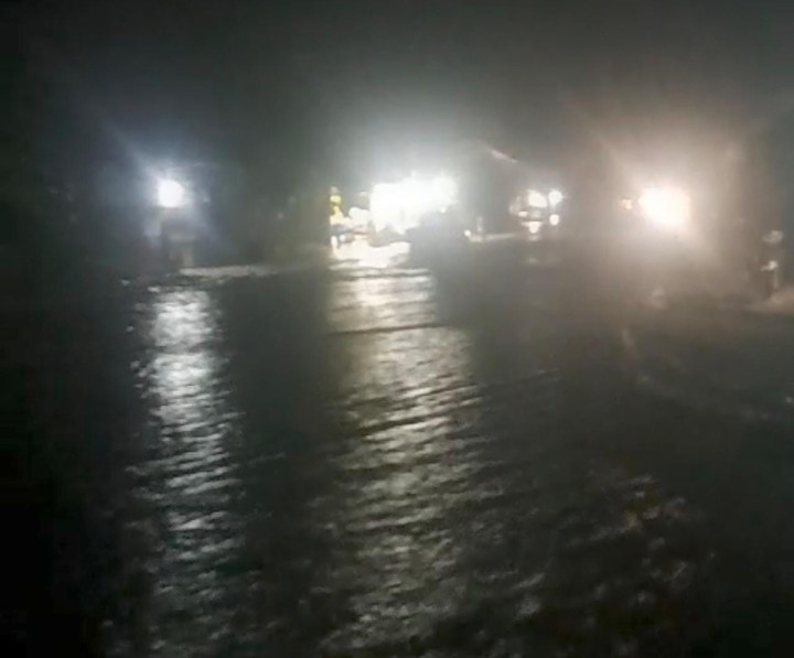 Breaking News !! Jalan Poros Samarinda - Bontang Lumpuh Tergenang Banjir di Tanah Datar