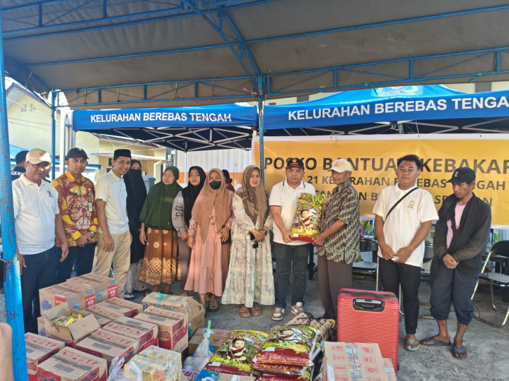 Gerindra Bontang Bagikan Paket Bantuan Sembako ke 12 KK Korban Kebakaran Berebas Tengah