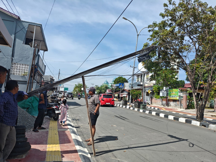 Judul Tiang Listrik di Jalan WR Soepratman Ambruk Gara-Gara Ditabrak Truk Trailer