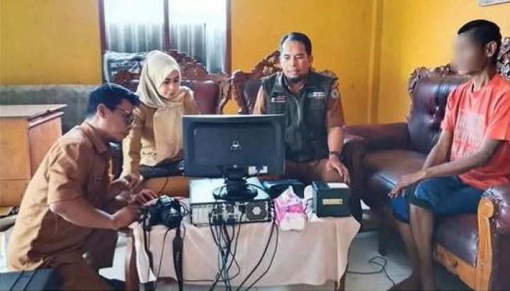 Melalui Program Inovasi Dukcapil Peduli, 6 Warga Penyandang Disabilitas Kini Miliki KTP Elektronik