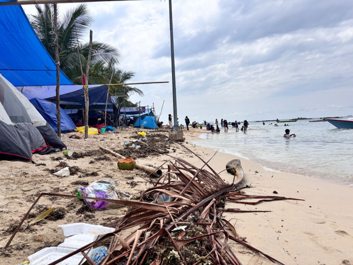 Pengunjung Berenang dengan Sampah di Pulau Beras Basah; Disporapar Imbau Sampah Dibawa Pulang
