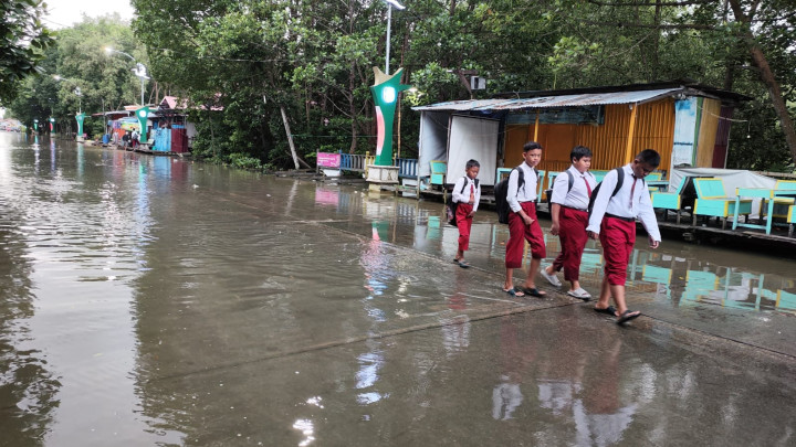 Rob Diprediksi Terjadi Hingga Pekan Depan, Warga Bontang Kuala Berlebaran Ditengah Banjir