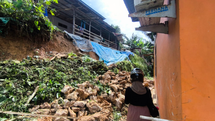 Rumah Warga RT 03 Kanaan Tertimpa Longsor, Gegara Hujan Deras  