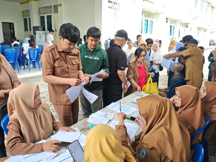 Warga Miskin di Bontang Padati Bankaltimtara Ambil BLT Rp 900 Ribu/Orang