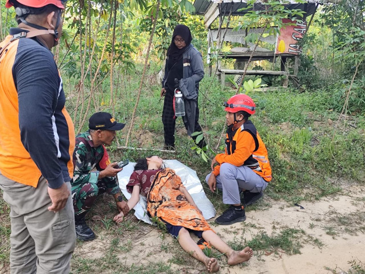 BPBD Bontang Evakuasi Remaja Pingsan saat Bantu Orang Tua Padamkan Kebakaran Lahan