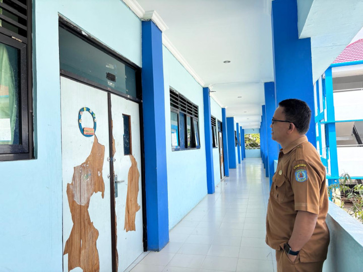 Ciptakan Ruang Nyaman Belajar; Disdikbud Renovasi Pintu Kelas dan Kamar Mandi SMPN 1 Bontang