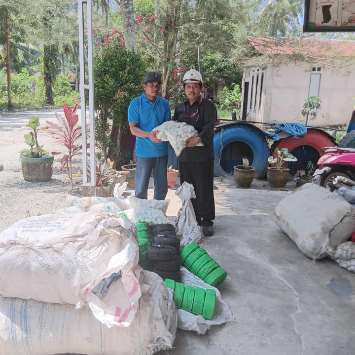 Komitmen Bangun Kemandirian Ekonomi; PT EUP Bagikan Alat Tangkap ke Nelayan Desa Santan Ilir