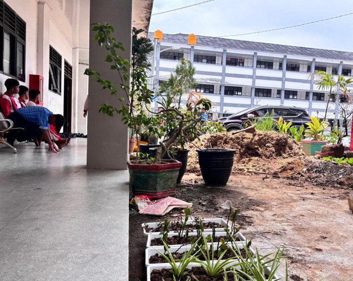 Manfaatkan Ruang Terbatas; SMPN 2 Bontang Buka Kelas Penghijauan di Wadah