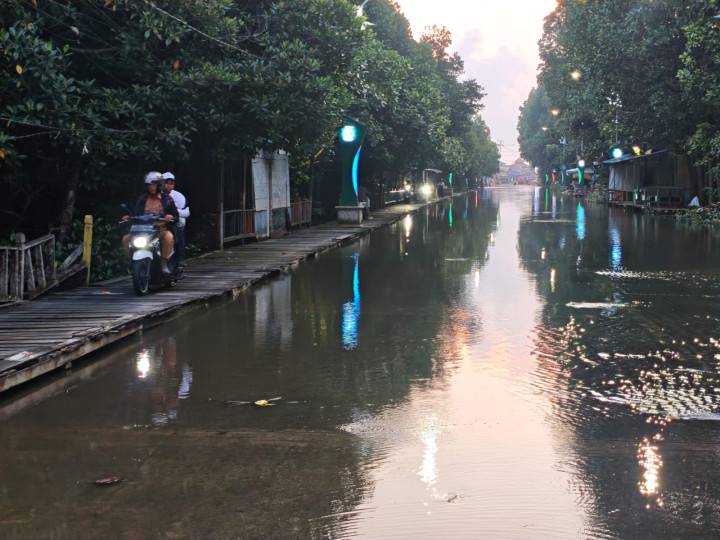 Pekerja dan Anak Sekolah Berangkat Jam 6 Pagi; Hindari Banjir Rob di Bontang Kuala