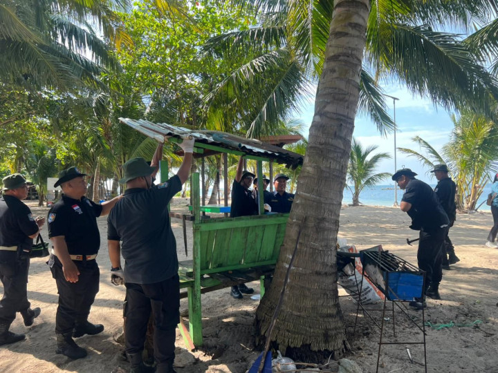 Petugas Bongkar Bangunan Liar di Beras Basah; Lapak Dagang hanya Dijadikan 1 Titik