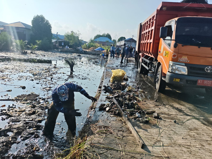 Sehari Setelah Dilantik; Camat Bontang Selatan Pimpin Jumat Bersih, Bakal Perangkap Sampah Pesisir