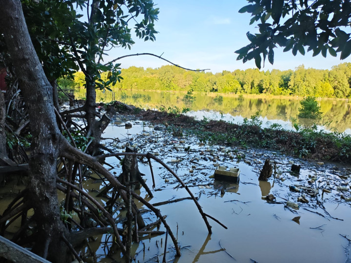 Tumpukan Sampah Kotori Gerbang Wisata Bontang Kuala, Ini Rencana DLH