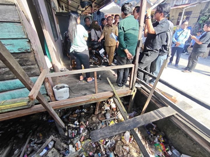 Wawali Agus Haris Geleng-geleng Lihat Sampah Menumpuk di Pemukiman Warga Tanjung Laut Indah