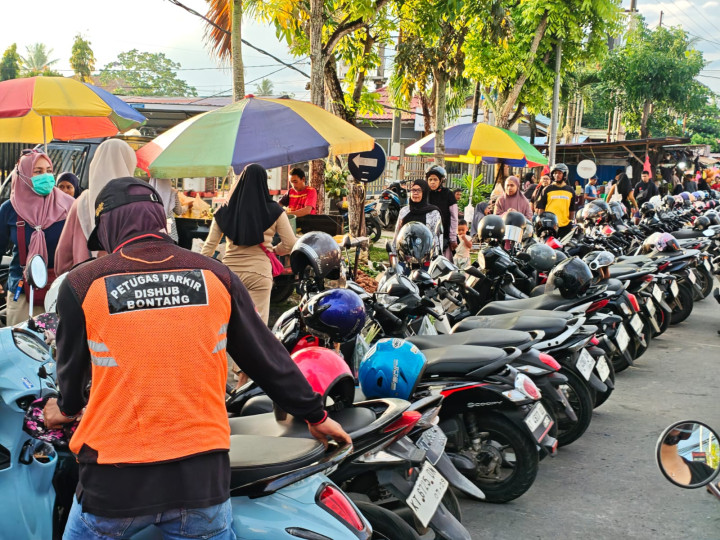 Jukir Liar Berkedok Resmi Marak di Bontang; Pungut Parkir Tanpa Karcis, Tapi Pakai Atribut Dishub