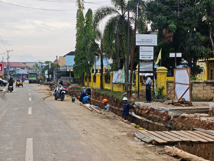 Pipa Kena Garuk Eksavator Proyek Drainase, Jargas di Api-Api Mati