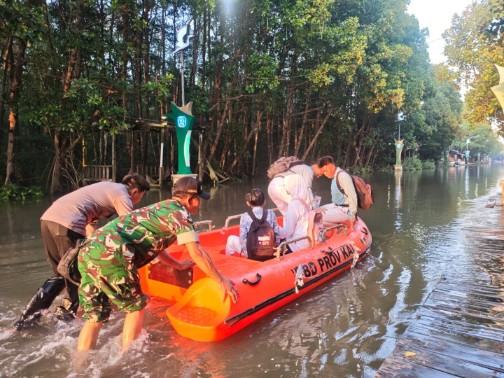 Diterjang Banjir Rob, Pelajar Bontang Kuala Diantar Pakai Perahu Karet