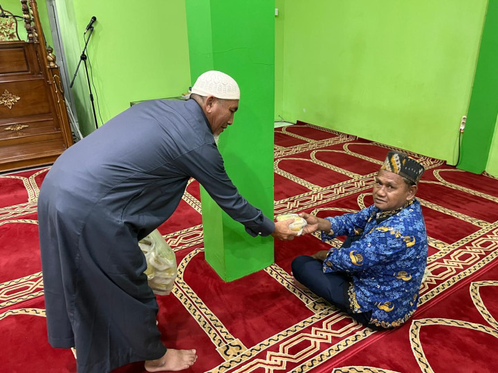 Jumat Berkah Masjid Ibnu Sina RSUD Bontang, Berbagi Makanan Sehat untuk Jamaah dan Masyarakat