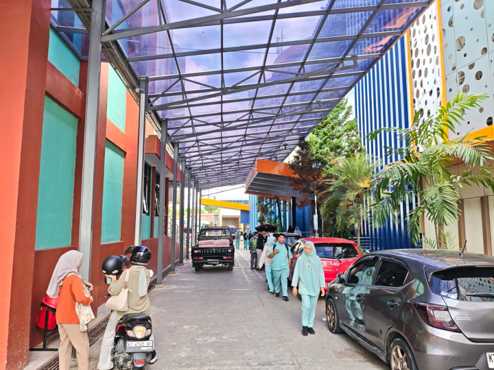 Tak Sekadar Jaga Keamanan, Security RSUD Taman Husada Juga Aktif Bantu Pasien