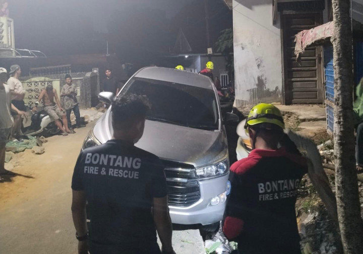 Tiga Mobil Terperosok, DPRD Desak Kontraktor Tutup Galian Jargas di Selat Bone Usai Keluhan Warga