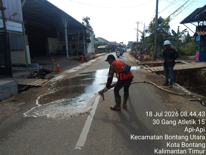 Usai Dikeluhkan Warga, Kontraktor Proyek Drainase di Pattimura Akhirnya Siram Jalan Berdebu