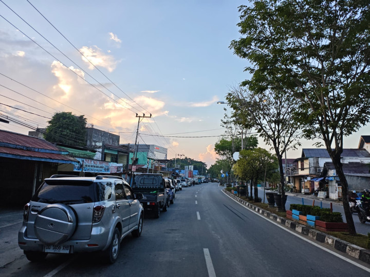 Antrean BBM Mengular dan Tutupi Area Depan Toko di 4 SPBU Bontang, Pelaku Usaha Rugi
