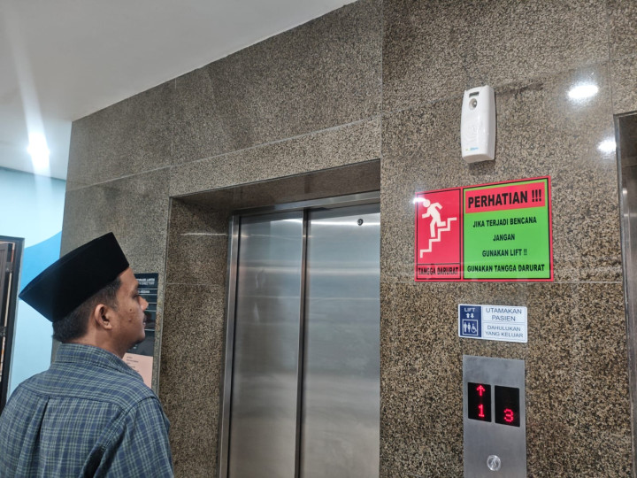Pengunjung Dilarang Gunakan Lift Saat Kondisi Darurat, RSUD Taman Husada Komitmen Jaga Perawatan Lift