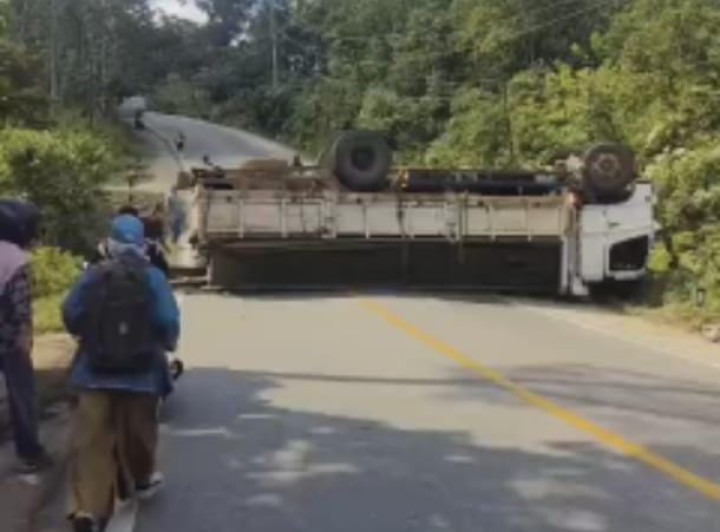 Truk Melintang di Tengah Jalan, Poros Samarinda-Bontang Tak Bisa Dilalui Mobil 